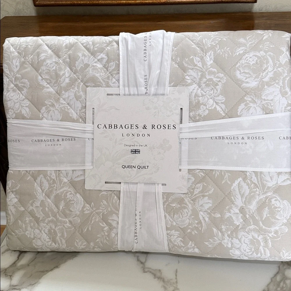 Cabbages & Roses London Tan/beige Floral Queen Quilt. 90” x 90”. 200 thread ct.